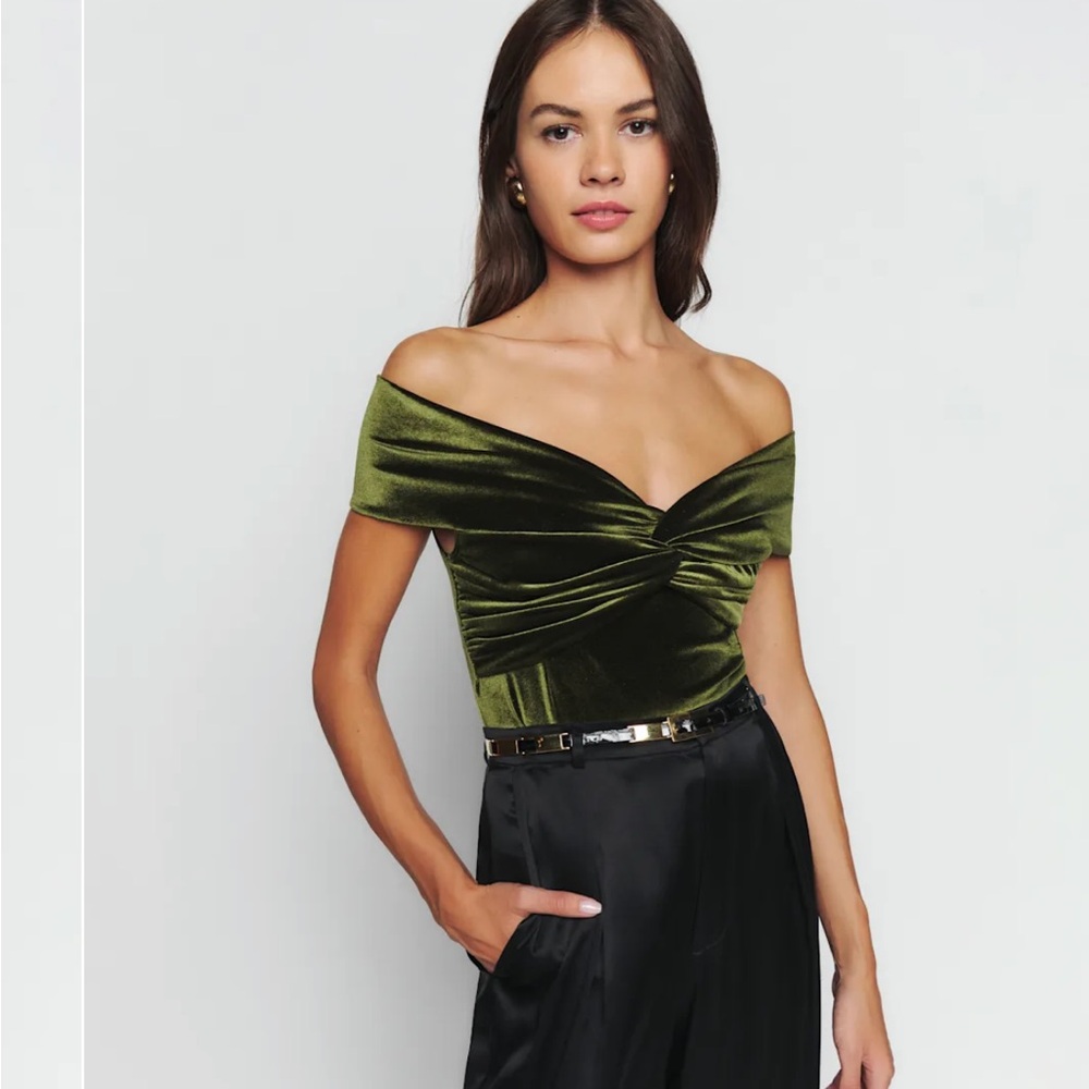 Reformation Ezlynn Knit Top
Color: Moss Green Velvet